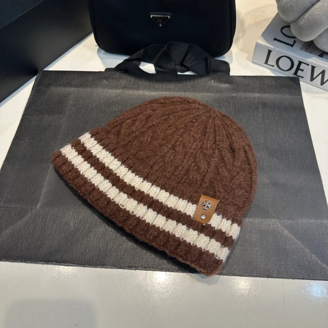 P60 Crow Heart Autumn and Winter Wool Knitted Beanie This must be the favorite of minimalism. It is clean, neat, fashionable and versatile, and will definitely not be picky about your face shape! A fashionable classic that lasts forever! Fashionable black and white can be purchased together!